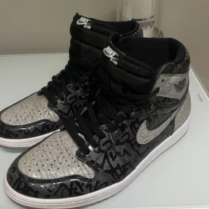 JORDAN 1 RETRO OG "REBELLIONAIRE" HIGH - Endast provade, nyskick, storlek 46. Säljes pga att jag inte använder dom. 