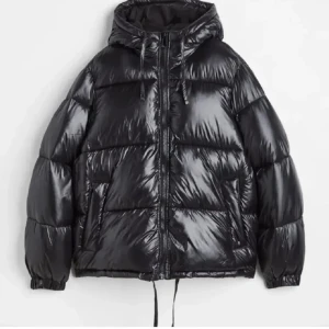 Puffer jacka - Säljer denna slutsålda glansiga pufferjacka från hm. Fint skick💕