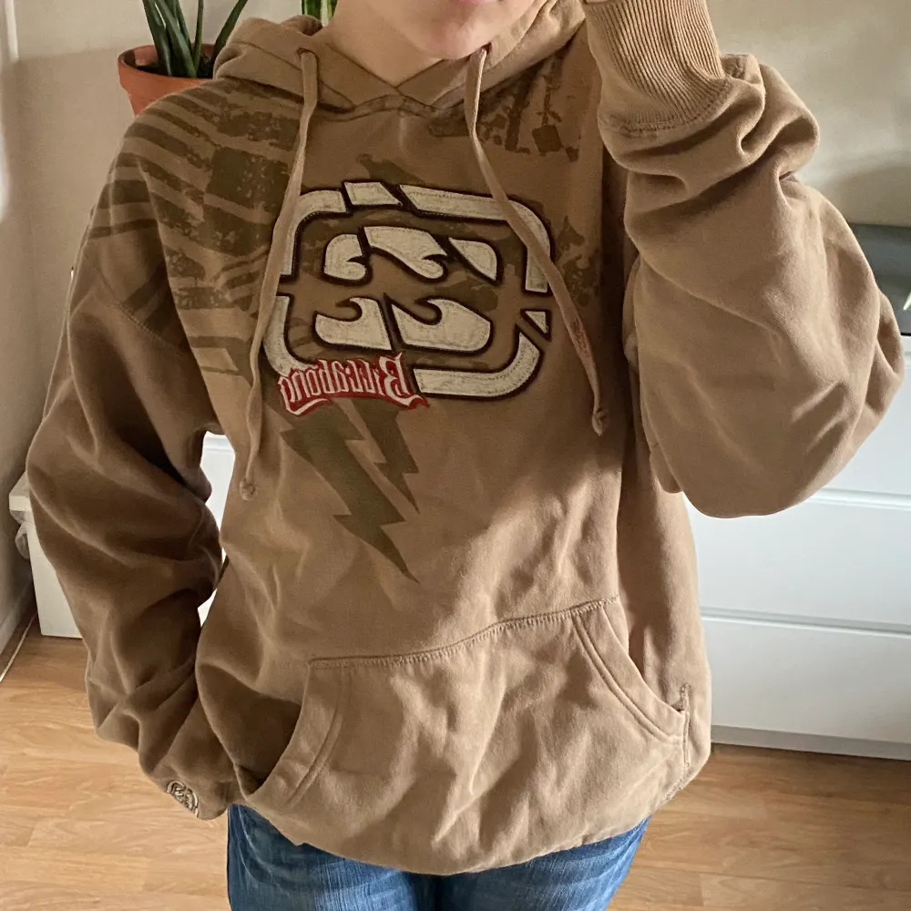 Beige hoodie från billabong. Står M, passar oversized på mig som XS.. Hoodies.