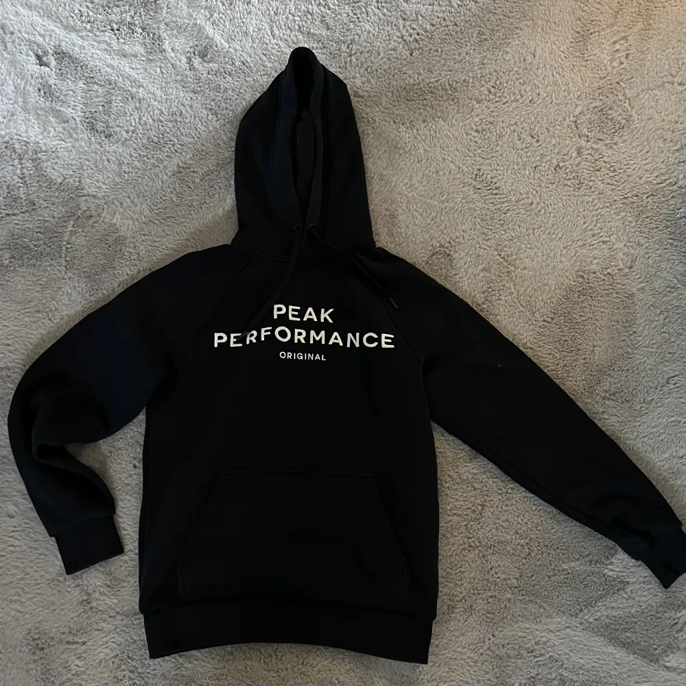 Ny hoodie från Peak Performance använd 2 gånger, säljer på grund av att det inte är min stil! Inga slitage eller liknande! Färgen är mörkblå och det är storlek S. Hoodies.