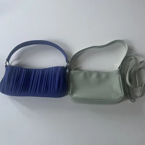 Väskor  - Två väskor, en i blå och en i grön✨50 kr för en. Skriv gärna vid frågor och fler bilder💕