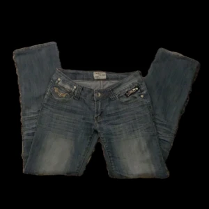 lågmidjade jeans - Coola detaljer. midjemått 76 innerbenslängd 75. Kom privat om ni har fler frågor 