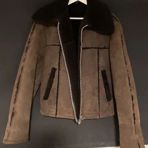 Brun fodrad mocka jacka - Köpte denna jackan second hand för typ två månader sen. Skitsnygg men har tyvärr inte fått så mycket användning för den. Jag är 163cm lång och brukar ha storlek S/M💓