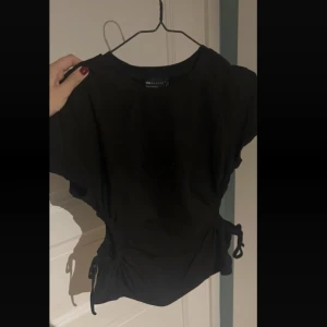 T shirt - Knytdetaljer på båda sidor