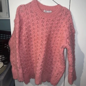 Stickad tröja - Så fin rosa färg. Aldrig kommit till användning. Står storlek s-xs men den är oversized
