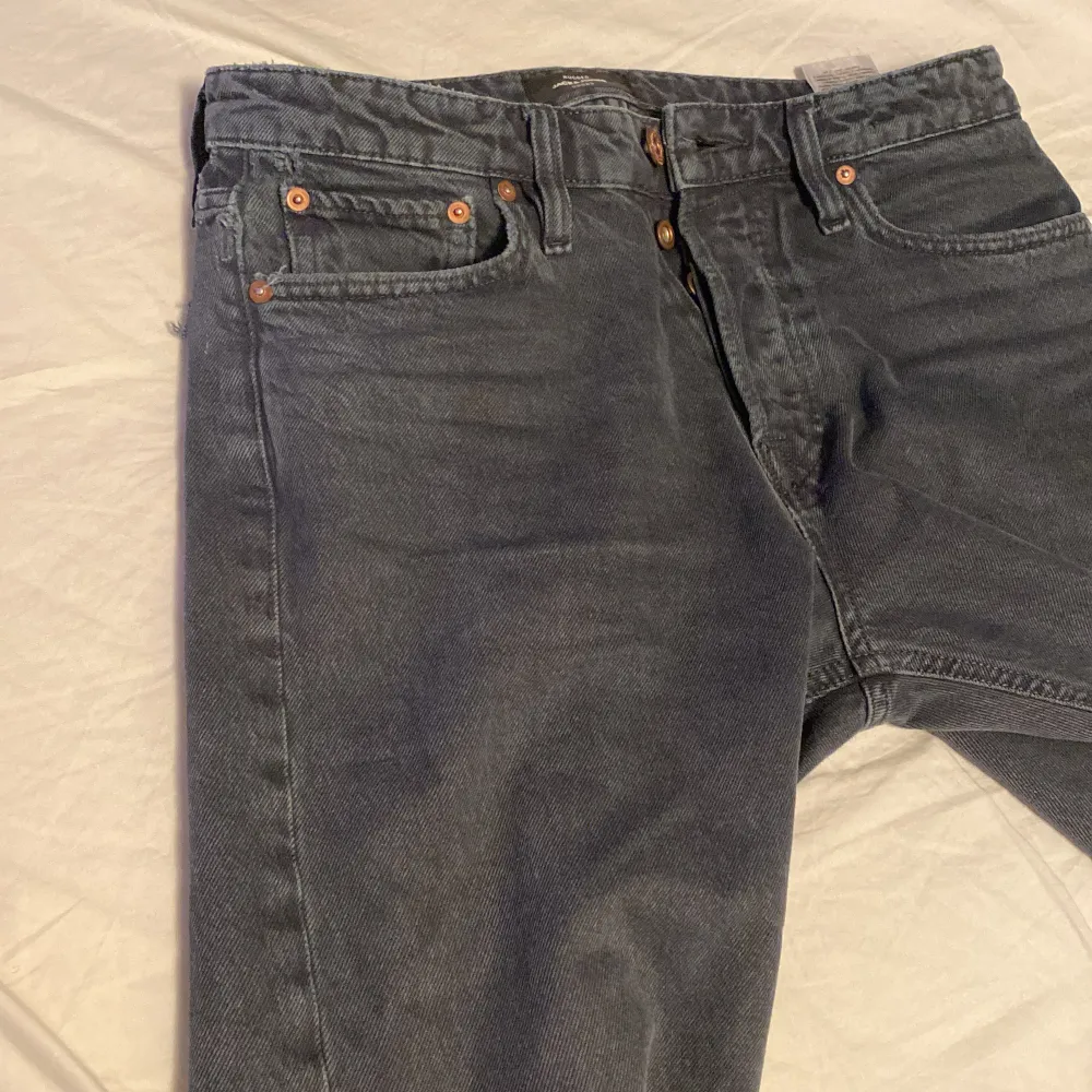 Soft och snygga jeans med en skön färg, sitter lite smalt i midjan då det är 29w och 32l, passformen är relaxed chris, färgen är inte riktigt blå men på sista bilden ser man ganska bra. Jeans & Byxor.