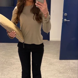 Tröja - Lång ärmad tröja, tunn från HM i storlek S, extremt skön men inte riktigt min stil💘 