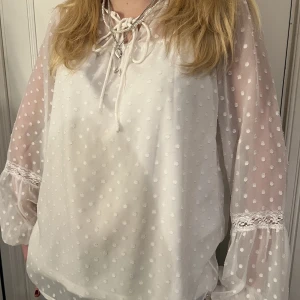 Vit blus - Säljer denna vita blus som jag köpte vintern 2022. Jag säljer den eftersom att jag inte har nytta av den eller tycker att den är i min stil.❤️ köpte tröjan på salt för 400 kr❤️