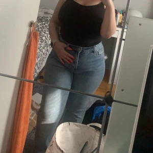 Jeans med rak passform - Vmdrew jeans från veromoda  30 längd (passar för typ 150-160 cm)  30 storlek. Alltså typ en L/42. Nyskick, använda 2 gånger Nypris 449  Säljer för 250