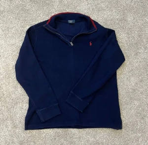 Polo Ralph Lauren Zip Up - Säljer denna ralph lauren zip up tröjan då den börjar att sluta passa mig. Skick 8,5/10. Pris: 479kr, priset är ej spikat i sten. Hör av er vid funderingar / bilder😁