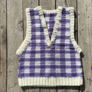 Virkad väst - Egen virkad väst i gingham mönster, med en djup V-ringning. 100% premium HB akryl MÅTT: se bild 3 Frakt tillkommer🥰