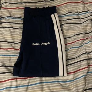 Palm angels byxor - Säljer dessa helt nya Palm angels byxor då ja fick dom i present men dom var för korta för mig. Så skulle säga att de passar både m och s. Skicket är 10/10 endast använda inne när jag testade. 