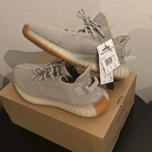 Yeezy sesame 46 - Höger sko testad annars oanvända, storlek 46 men känns som 45. Kan skickas men då står köparen för frakt.