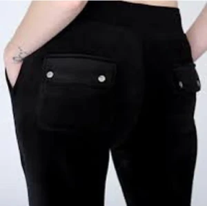 juice couture byxor  - Säljer juicy byxor,köpta på plick men lite stora . L STORLEK. Ser väldigt lite använda ut