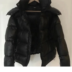 Pufferjacket - Intressekoll!! Vinterjacka från Bikbok, så populär! Storlek Xs. Inga defekter. 