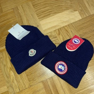 Mössor - Säljer dessa feta moncler och canada goose mössorna en för 380 köpp båda och betala endast 600