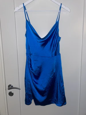 Sidenklänning  - Sjukt fin klänning från Gina Tricot som jag köpte för typ ett år sedan men aldrig fått användning för. Prislappen kvar!! Sitter perfekt på och materialet är så fint!! (Har en lite defekt vid dragkedjan men var så när jag köpte den, går enkelt att fixa) 