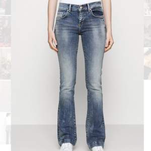 Säljer dessa fina Ltb jeans i storlek 27x36 alltså väldigt långa!!💗💗 Köpte för 909kr, helt slutsålda!💗💗