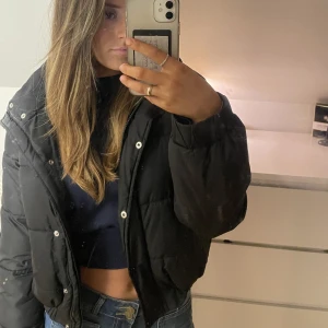 Jättevarm svart vinterjacka  - Supervarm jacka, med luva. Går att stänga med båda dragkedja och knappar. ( säljer även en i ljusbeige) 🫶🏽😇