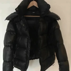 BIK BOK JACKA - Säljer nu min bik bok jacka. Första bilden är lånad! Skicket är 6/10 pga hål inuti ena fickan och ärmen som inte syns utanpå, och att den saknar luva. Annars är den superfin och skön!  Köpt i samma skick för 1000 kr