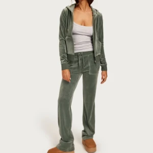 Juicy Couture  - Använd ett fåtal gånger, nypris i butik 2600:- Storlek S i koftan och XS i byxorna ( Kan ej köpas separat ) skriv privat för egna bilder🩷 Priser kan diskuteras vid snabb affär 
