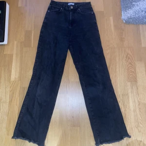 Svarta jeans - Storlek S/36. Säljs då de tyvärr inte kommer till användning längre. För fler bilder/info skriv i DM😇💓