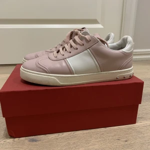 Valentino Fly Crew Sneakers - Säljer mina valentino fly crew i skinn💕🎀 De är använda men i bra skick. Jag har fler bilder vid intresse! Storlek 38 men passar mig som brukar ha 38.5/39☺️ All original förpackning medföljer. Säljer även dessa på Vestiaire ifall det skulle kännas säkrare🥰🌸