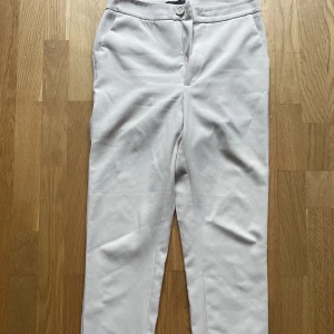 Tunna beigea byxor storlek 34  - Använda, lite nopprig på baksida lår. Beige kostym/chinos. Tunna och lätta. 