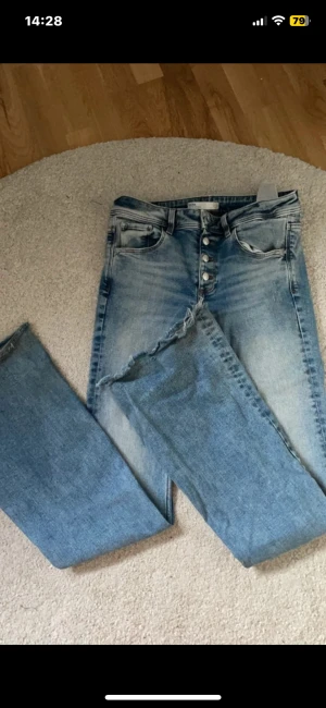 Zara bootcut jeans  - zara bootcut jeans, snygga men dom är lite för stora för mig, Storlek 36, jag har vanligtvis storlek 32-34 men dessa satt som 34or  MIDWAIST passar i längden om du är 170. Köpta Vintage. 
