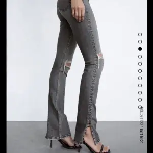 Säljer dessa grå jeans från zara. Jeans har slits och är väldigt långa. Använda få gånger. 