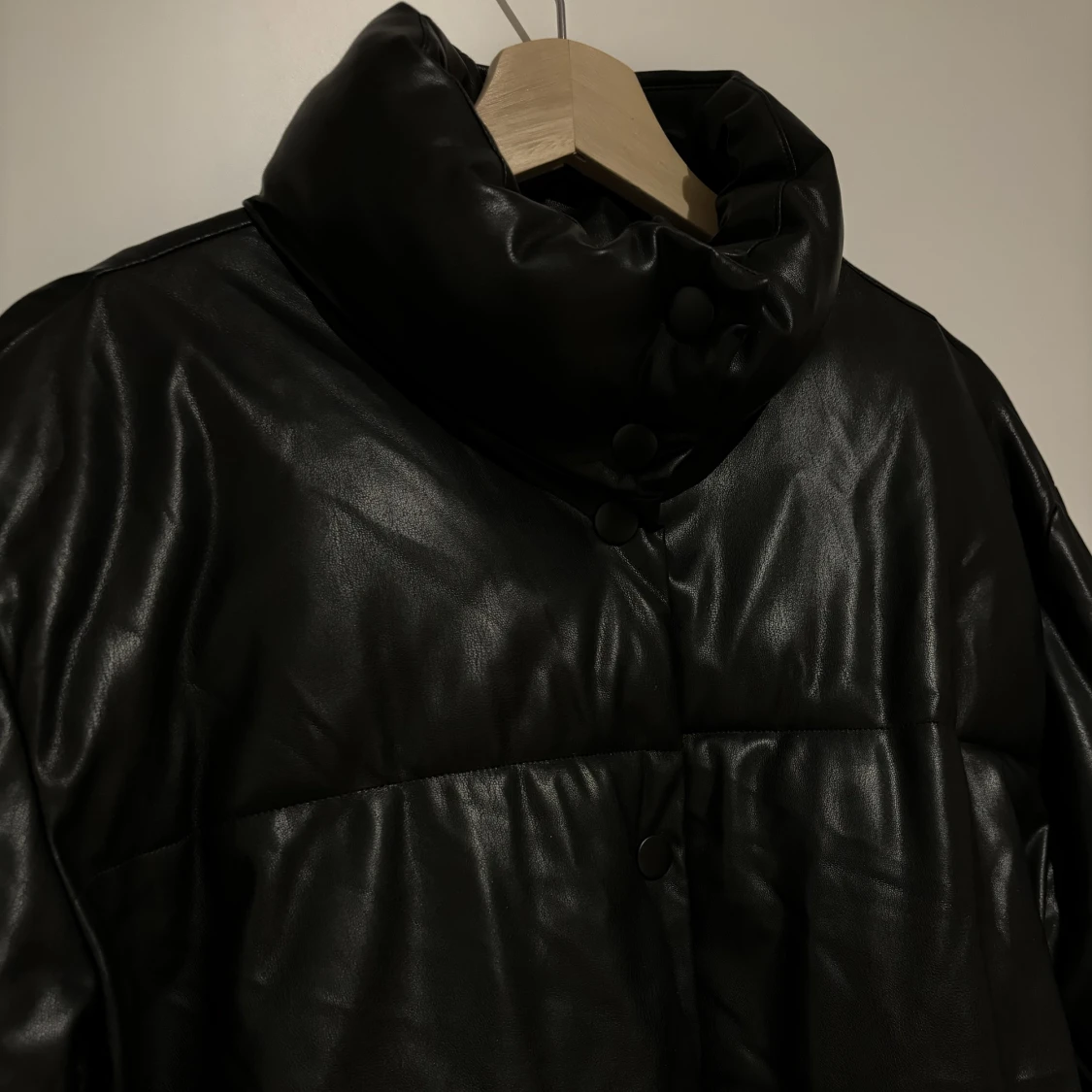 Svart kort puffer jacka  - 90