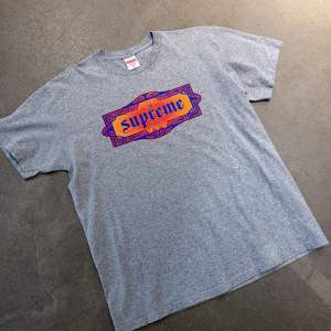 Supreme top shotta tee från ss22 i storlek m kommer med en Supreme sticker och är andvänd cirka två gånger