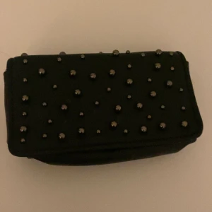 Väska - Säljer dendär fina väskan från zara som inte säljs längre. Inga defekter! Skriv priv för frågor eller mer bilder💕