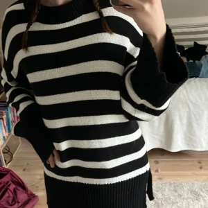 Oversized stickad tröja - Jättefin och mysig stickad tröja. Den är i storlek S, och ska vara lite oversized. Tröjan är nästan aldirg använd, och är i samma skick som när jag köpte den🥰