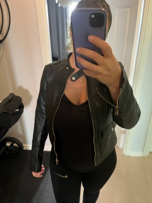 Lyxig skinnjacka Massimo Dutti - Oanvänd jacka. Sitter så fint på! Ord pris är 3500kr. Kan skicka fler bilder🥰