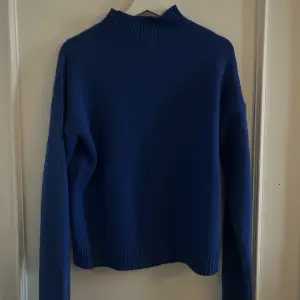 En klarblå stickad tröja från asos i bra skick, lite nopprig. Köpte för 500kr men säljer för 200kr