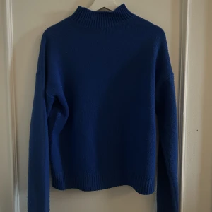 Klarblå stickad - En klarblå stickad tröja från asos i bra skick, lite nopprig. Köpte för 500kr men säljer för 200kr