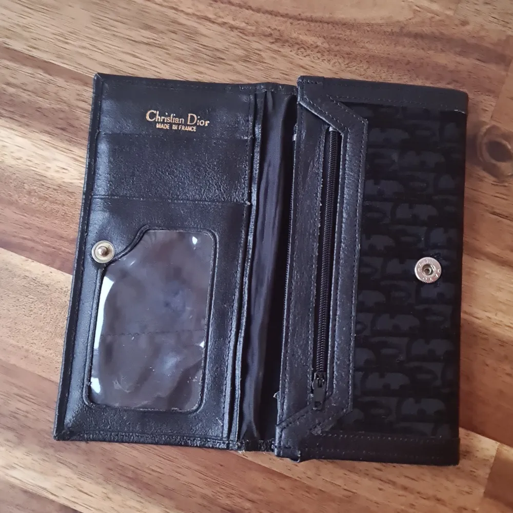 Underbar plånbok från Dior. Min mammas gamla så i vintage skick, lite nött men välfungerande. . Väskor.