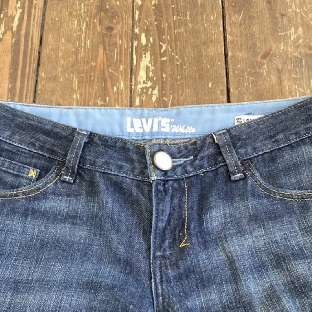 Säljer mina jättesnygga lågmidjade Levis jeans som är straight leg ( inte skinnyjeans )  knappt andvända. Kontakta vid intresse 💕. Jeans & Byxor.