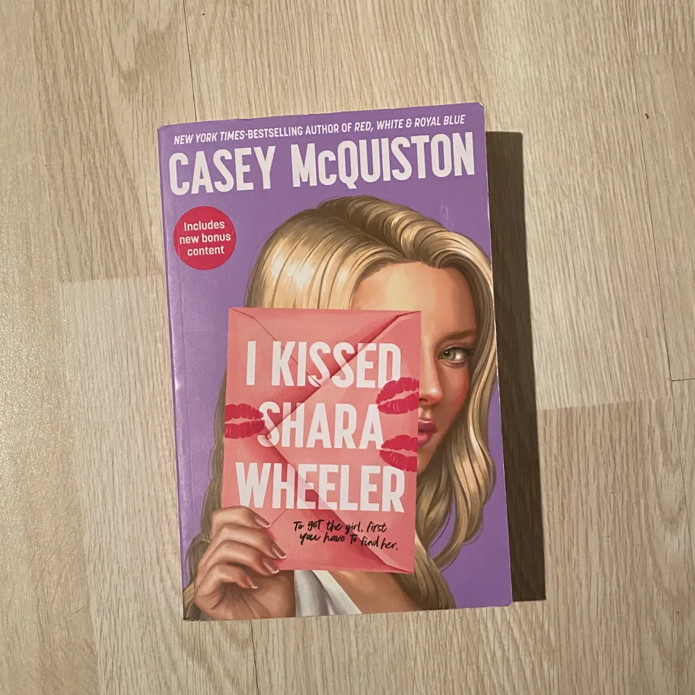 Säljer denna boken på engelska, skriven av Casey McQuiston som varit populär på booktok. Endast läst en gång, men har några mindre skavanker som syns på bilderna. Kan posta eller mötas upp☺️. Övrigt.