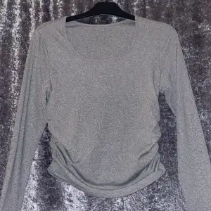 Hejj, jag säljer denna gråa tröjan från SHEIN❤️ den är stretchig av sig och snygg🤩 Hör av dig om du vill ha mer bilder eller om du undrar något💝 