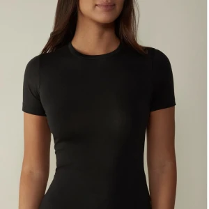 T shirt - Säljer en svart t-shirt i mjukt material från intimissimi. Använder tyvärr ej och är i väldigt bra skick 💞