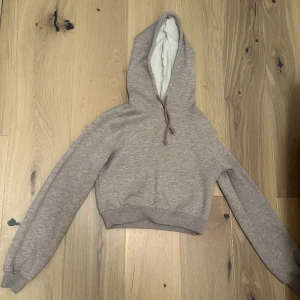 Beige croppad hoodie NLY trend - I mycket väl skick   Storlek S
