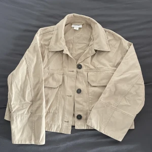 Croppad jacka  - Säljer nu min croppade jacka från monki som knappt är använd, vill tro att den endast är använd en gång annars bara dammat i garderoben! 