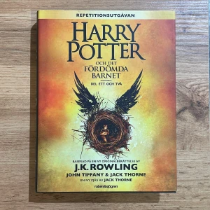 Böcker - ”Harry Potter och det fördömda barnet” skriven av J.K. Rowling Språk: svenska  Boken säljs i befintligt skick. Frakt tillkommer <3