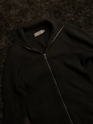 Ljung (Rib Zip Cardigan grå) - Ny pris 1400kr mitt 249kr Skick = 10/10 inga difuser alls och är som ny Vill bara bli av med den då den inte passar  