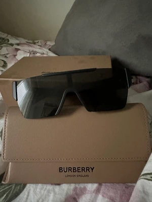 BURBERRY MATTE SVART solglasögon - Köpts från miinto 2022 från deras hemsida. Använda Max 5 gånger. Inga fel förutom den stora lådan som har fettfläck på sig. 