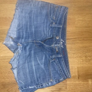 LEVIS shorts - Levis Shorts som varit jeans 🦋SÅ snygga på! W 24 passar XS-S