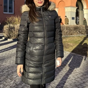 Tommy Hilfiger lång dunjacka  - Endast använts få gånger förra vintern. Tight passform som passar stl 34 eller xs. Framhäver formen.  Jag har gått upp i vikt så kan inte få på mig den tyvärr. Kommer kemtvättas innan den skickas iväg.  Köpte den för närmare 3000kr förra hösten.  