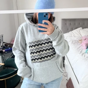 Hoodie! - Så snygg och unik hoodie som liknar missoni! Sitter så snyggt overzised på mig som vanligtvis har M